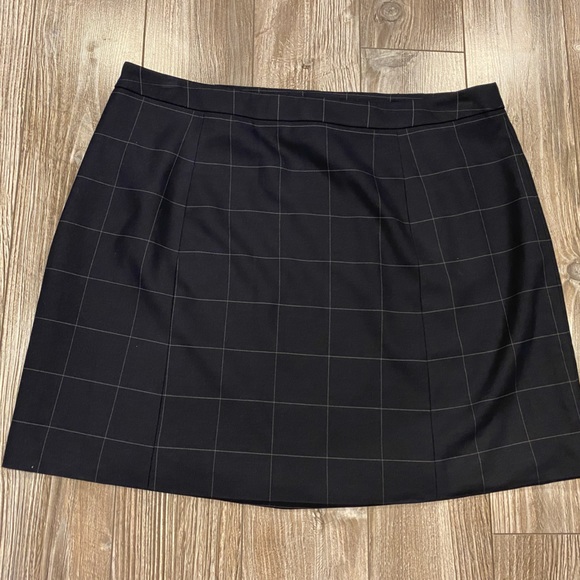 Banana Republic Checkered Mini skirt (size 10) - Picture 2 of 5